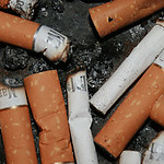 Sigarettenpeuken op straat :