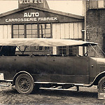 Een Lem-autobus van rond 1930 op het Lem-fabrieksterrein. 