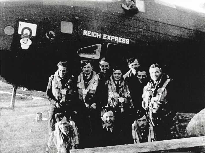 Het 429 squadron van de Canadese Luchtmacht in 1944. Op 25 mei 1944 is het toestel neergestort tussen Tilburg en Dongen, waarbij drie van de zes bemanningsleden zijn overleden.