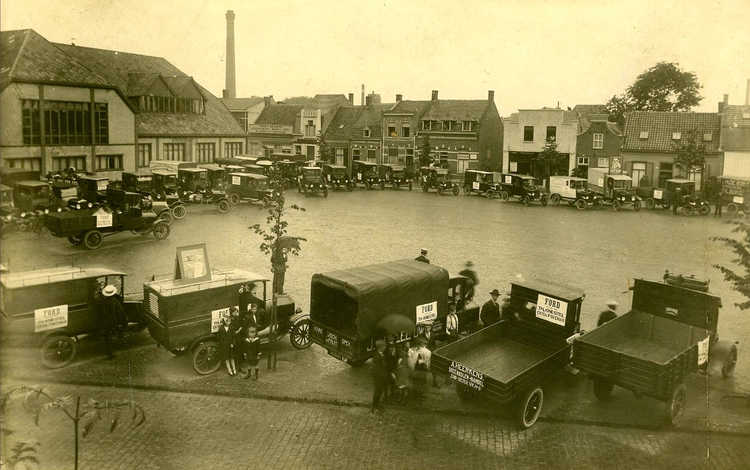 Expositie in 1924 op het Piusplein van T-Fordjes geleverd door de firma Knegtel. Met de schoorsteen van de BEKA-fabriek bij de St. Jorisstraat op de achtergrond.