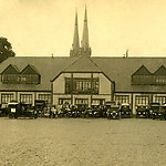 Expositie in 1924 op het Piusplein van T-Fordjes geleverd door de firma Knegtel. Met de kerktorens van de kerk op de Heuvel op de achtergrond.
