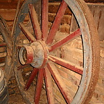 Een houten wiel met ijzerbeslag :