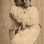 Mevrouw Maria Mandos-Knegtel met haar dochter Adje (ca. 1915)  -