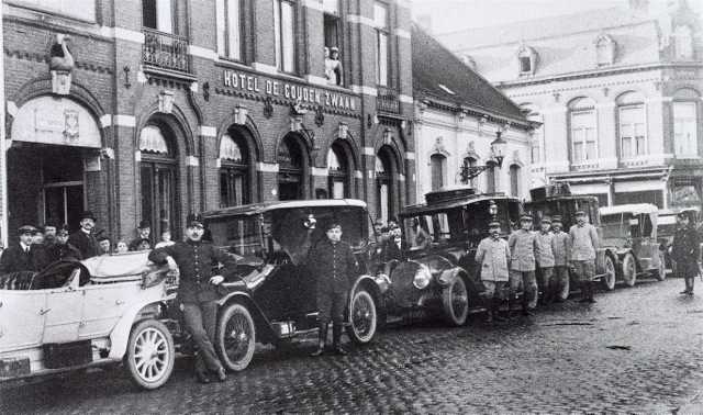 Foto genomen op dinsdag 11 augustus 1914 voor hotel De Zwaan op de Heuvel. Hier waren hoge militairen ingekwartierd in verband met de mobilisatie. 