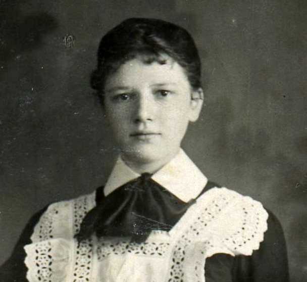Mijn moeder op 16-jarige leeftijd (in 1912)  -