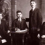 Mijn vader (in 1917) 19 jaar  - staand, met zijn ouders en enige broer.