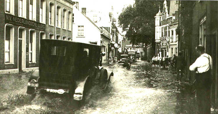 Foto uit 1932 bij het kruispunt Bredaseweg - Zomerstraat na een hevige regenbui. 