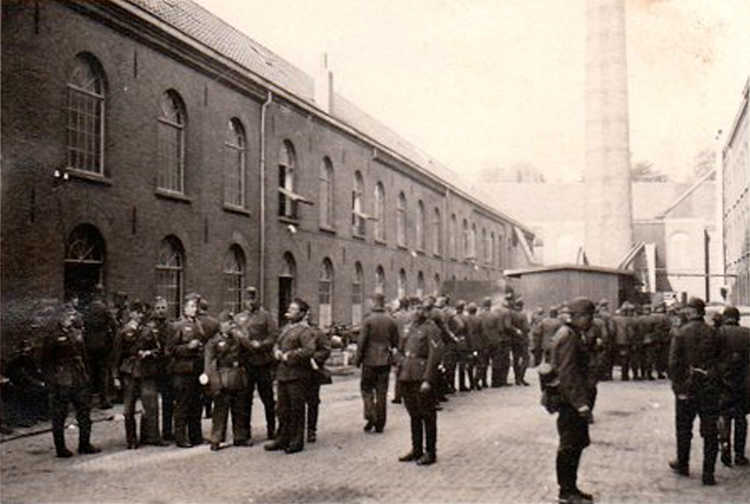 Tilburgse textielfabriek met Duitse soldaten op het binnenplein. 