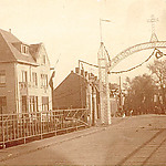 2.	Ereboog bij de brug aan de Piushaven. Ter gelegenheid van de inwijding van de kerk van O.L.V. van Lourdes (Koningshoeven) op zaterdag 22 oktober 1922. 	