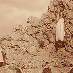 4. Praalwagen met de voorstelling van de verschijning van O.L.V. van Lourdes aan Bernadette de Soubirous.