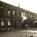 Een afbeelding van dezelfde gebouwen en schoorsteen uit 1949, waaruit blijkt dat het gaat om gebouwen van de textielfabrieken van Sträter aan de Zomerstraat.