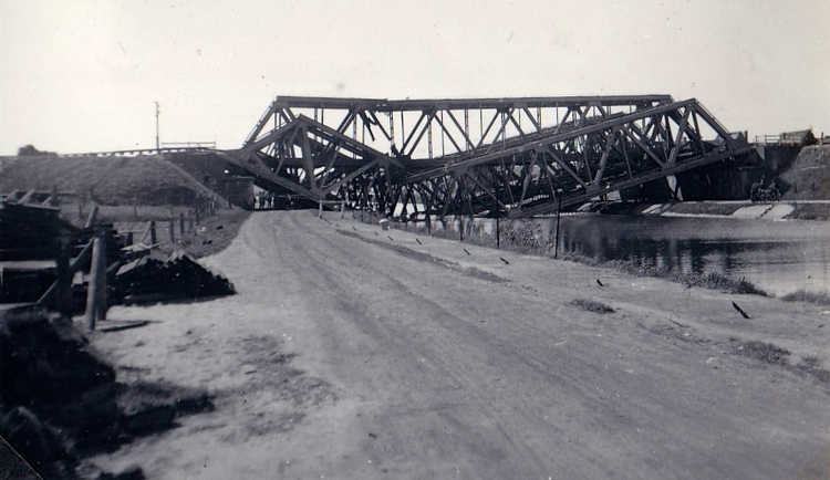 Mei 1940. De door de Nederlandse militairen in de nacht van 11 op 12 mei vernielde spoorbruggen.  