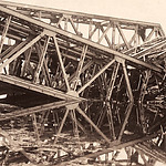 De drie gebroken bruggen en de vierde zwaar beschadigde brug in mei 1940. RAT-013445.