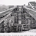 De in januari 1945 in gebruik zijnde tijdelijke bruggen aan de noordzijde. 