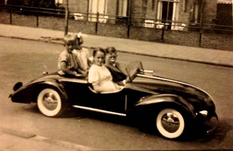 1.	Een opname van augustus 1943 met buurtkinderen die van Theo Pels een proefritje mogen maken. 