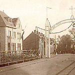 De pastorie (links op de foto) - in nieuwbouwstaat in 1922,  