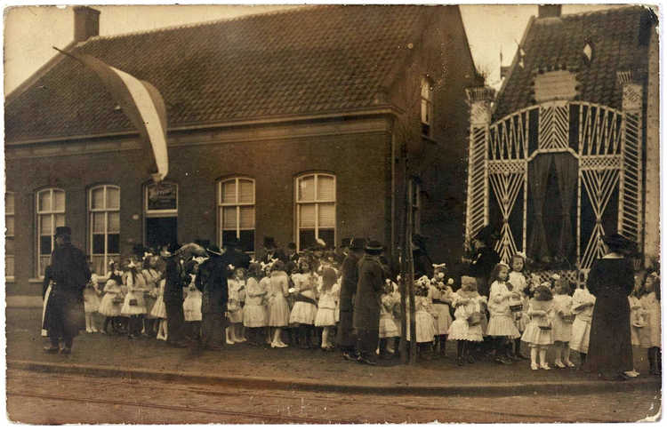 Bruidsmeisjes anno 1915  