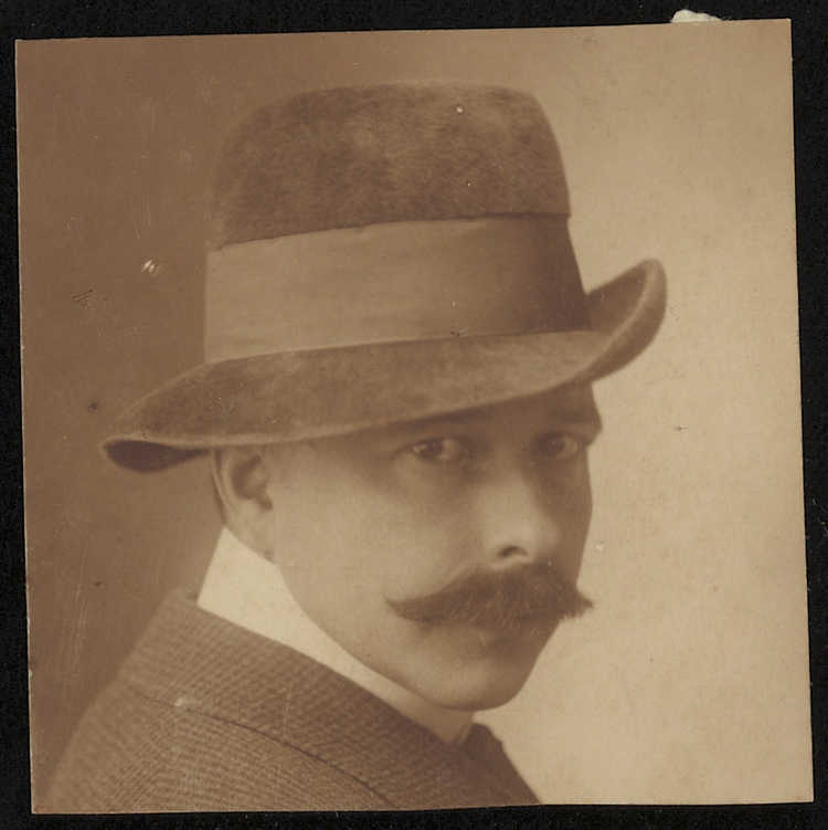2019 Stijl Kok met fluwelen hoed 1915.jpg