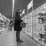Lege schappen in de supermarkten. Run op WC-papier, bier en chips