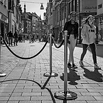 VIP-touwen in de Heuvelstraat helpen om de vele wachtenden klanten in goede banen te leiden