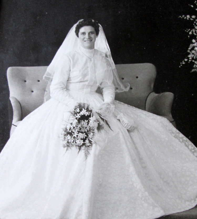 Annie Verheijden-Sparidans, als bruid, bij haar huwelijk in 1956