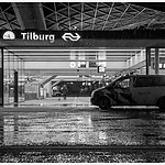 Man laat hond uit op leeg station Tilburg