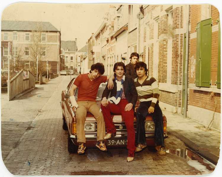 Ahmet met vrienden in de Langestraat